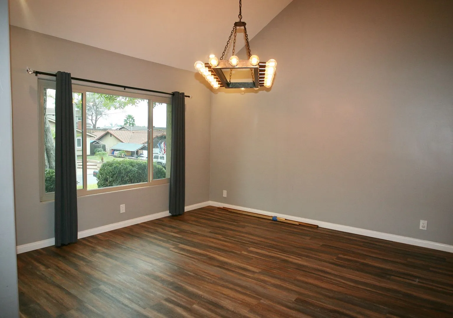 Available Now! 3br 2 1/2Ba in a Great Family Neighborhood — Photo 2