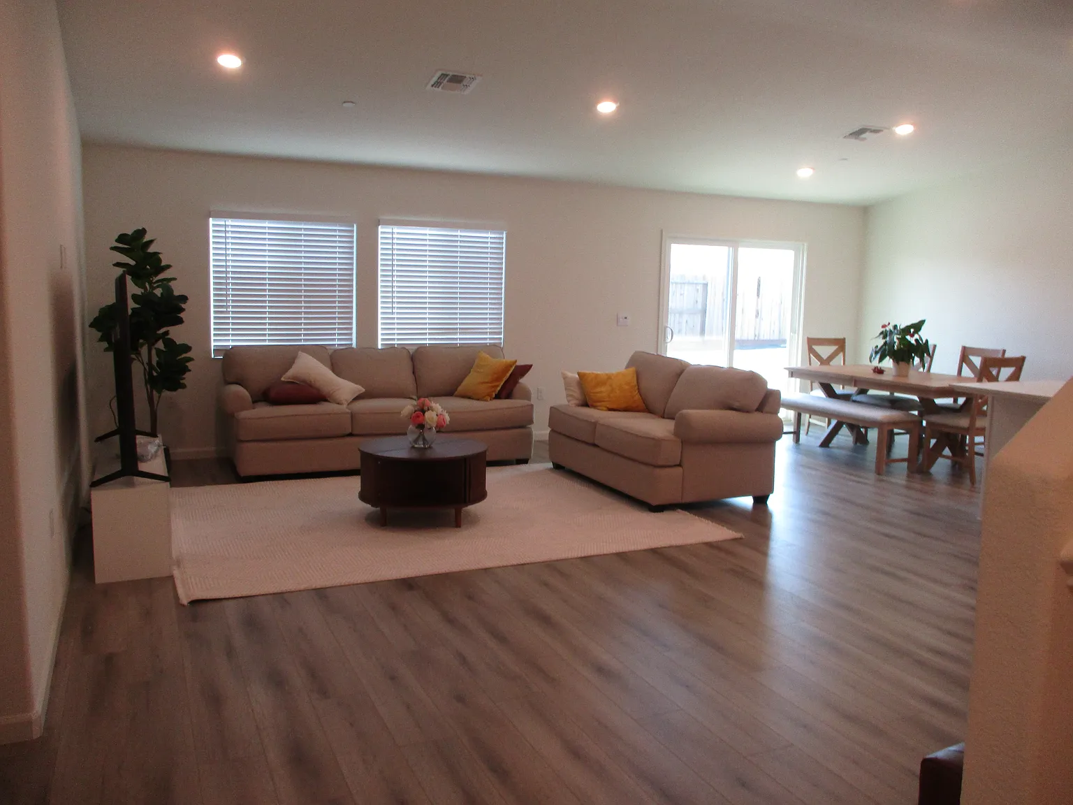 5 bed, 2500 sqft, $3,300 — Photo 3
