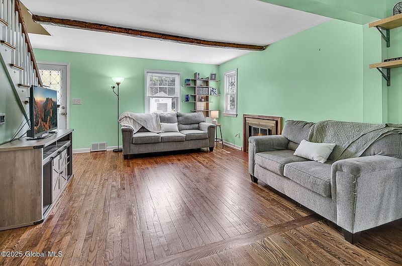 3rd image of 2 Bartlett Place