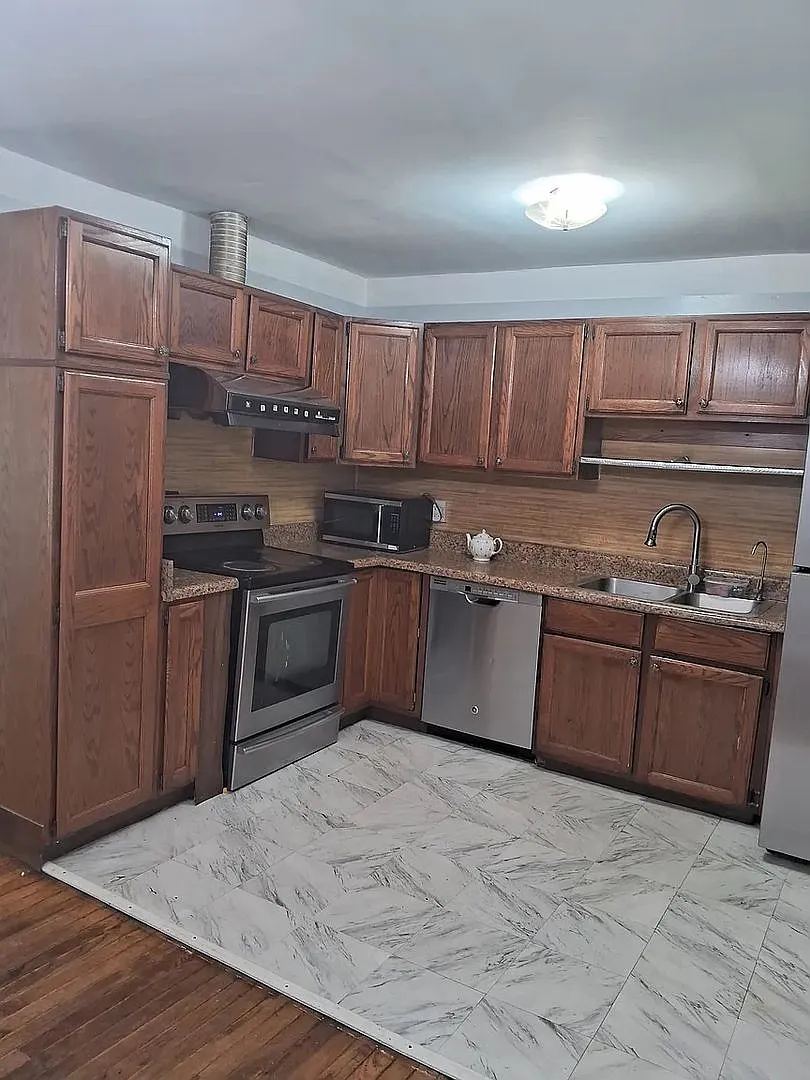 Room in 5 Bedroom Home in Doraville — Photo 2