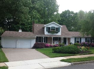 826 Kings Ct, Middletown, NJ 07748