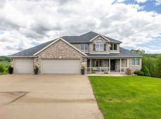 8748 Kemp Ct, Dubuque, IA 52003