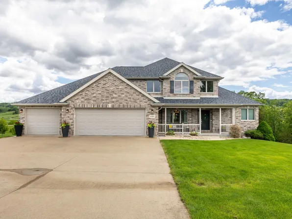 8748 Kemp Ct, Dubuque, IA 52003