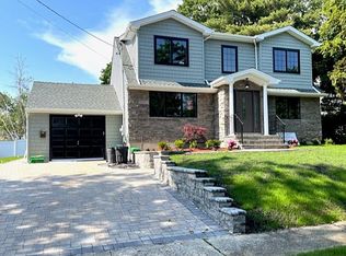 126 Garden Dr, Albertson, NY 11507