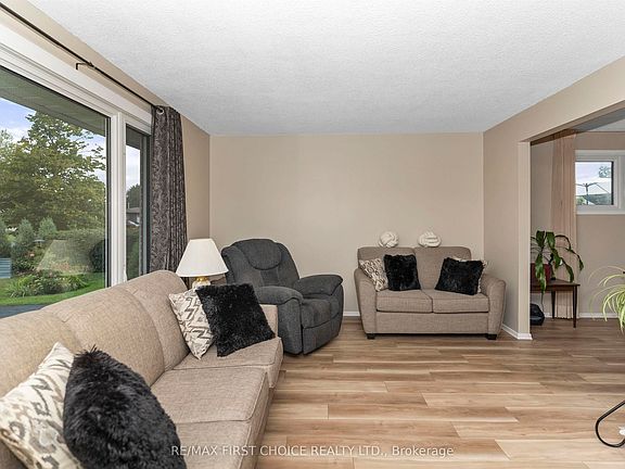3rd image of 422 Simon Fraser Dr