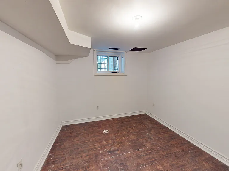 1054 Dovercourt Rd #BASEMENT — Photo 17