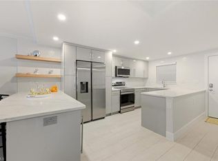 900 8th Ave S APT 103, Naples, FL 34102
