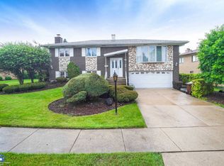 15230 Pine Dr, Oak Forest, IL 60452