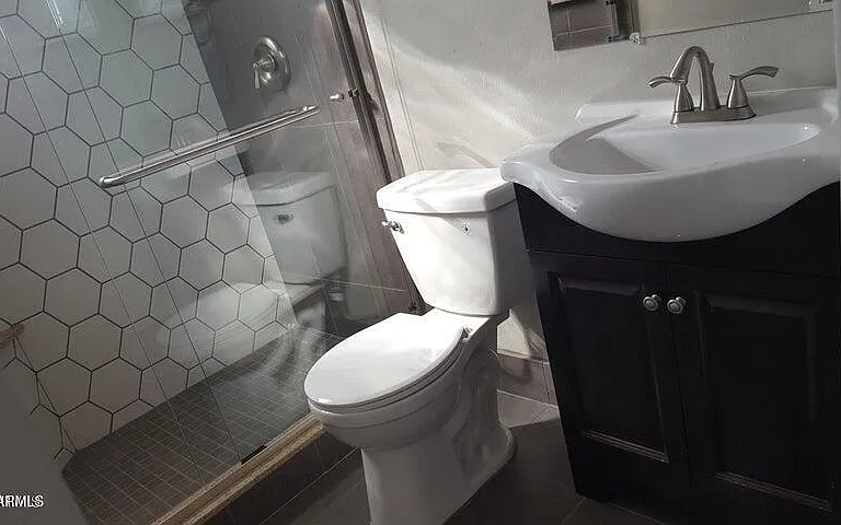 709 E Weldon Ave — Photo 4