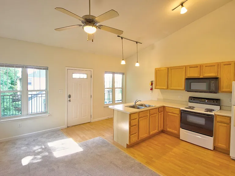 Scholar's Quad Collegiate Apartments — Photo 9