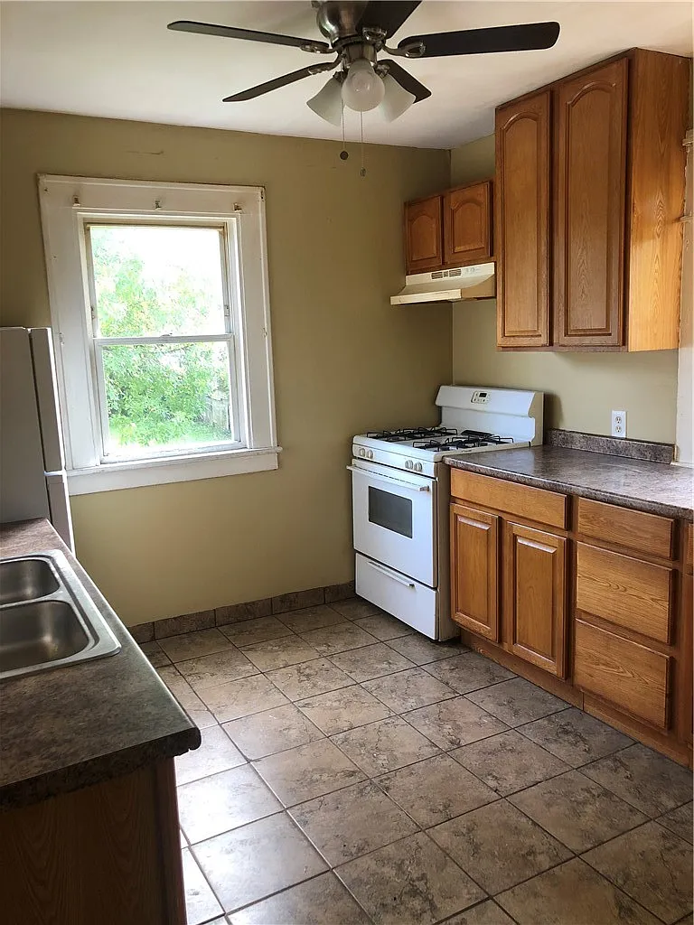 4 bed, 1.0 bath, 1200 sqft, $1,995 — Photo 3