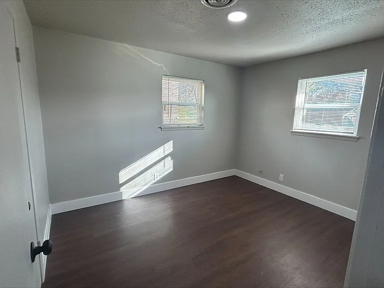 818 W Texas St — Photo 42
