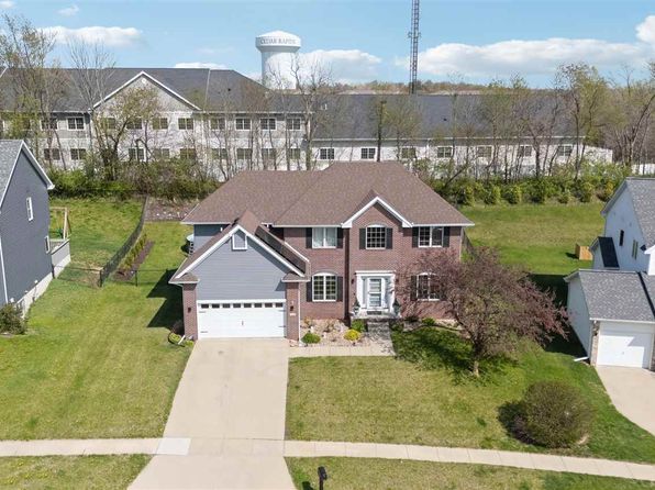 925 Rolling Creek Dr NE, Cedar Rapids, IA 52402