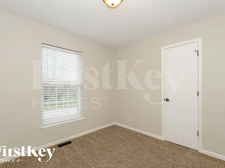 808 E 15th St — Photo 12