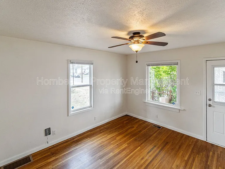 908 E Longfellow Ave — Photo 8