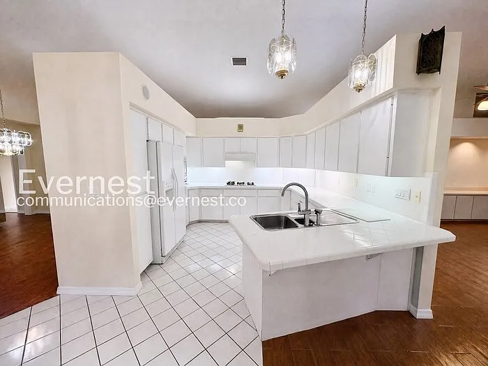 5609 Rosewall Cir — Photo 8