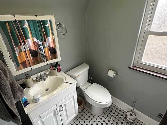 5th image of 787 Ludlow Ave #2