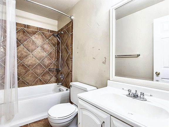 5th image of 901 Glass Dr APT A