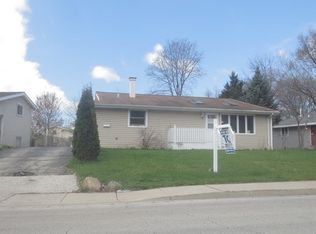 147 Sioux Ave, Carpentersville, IL 60110