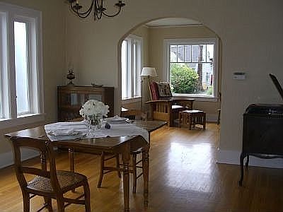 Arched entrance between living room and dining room