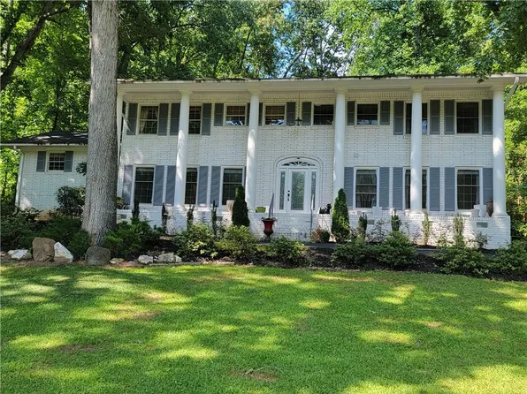 2613 Lake Shore Dr, College Park, GA 30337
