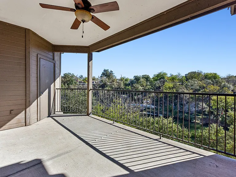 Waters Edge Apartment Homes — Photo 104