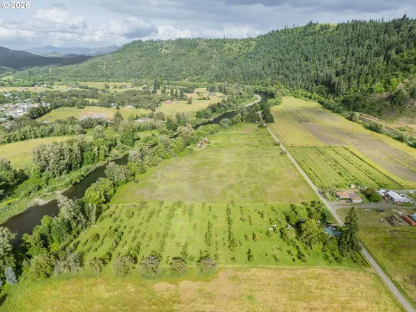 572 Dillard Gardens Rd, Winston, OR 97496