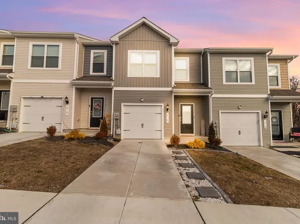 20 Dumsford St, Falling Waters, WV 25419