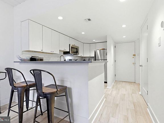 4th image of 870 N 28th St APT 103