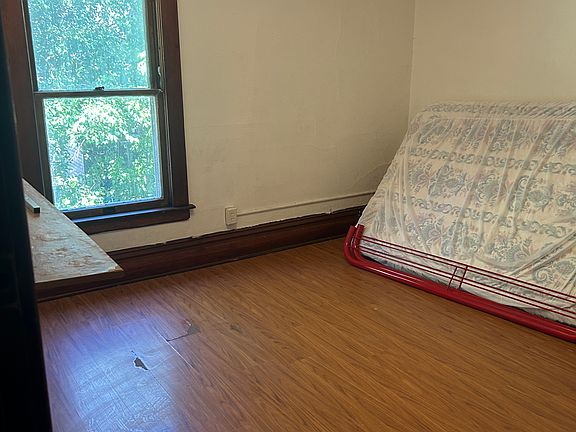 4th image of 708 W Walnut St