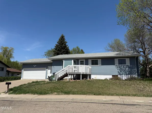 704 6th St NE, Mandan, ND 58554