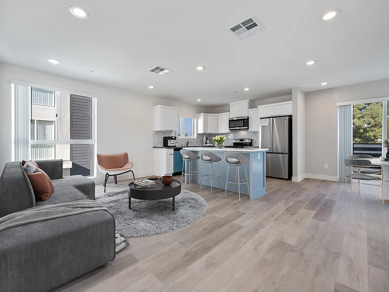2727 S La Brea Ave — Photo 7