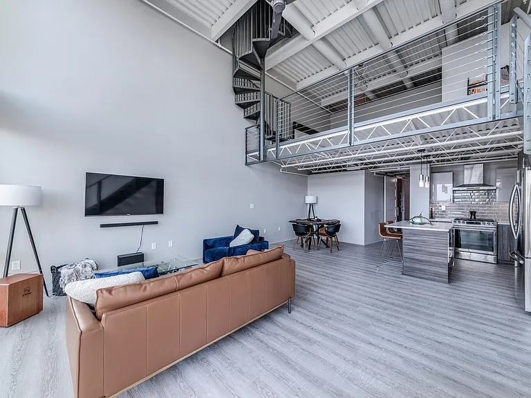 Easy to clean laminate flooring throughout.