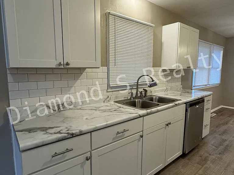 2202 S Prospect Ct — Photo 16