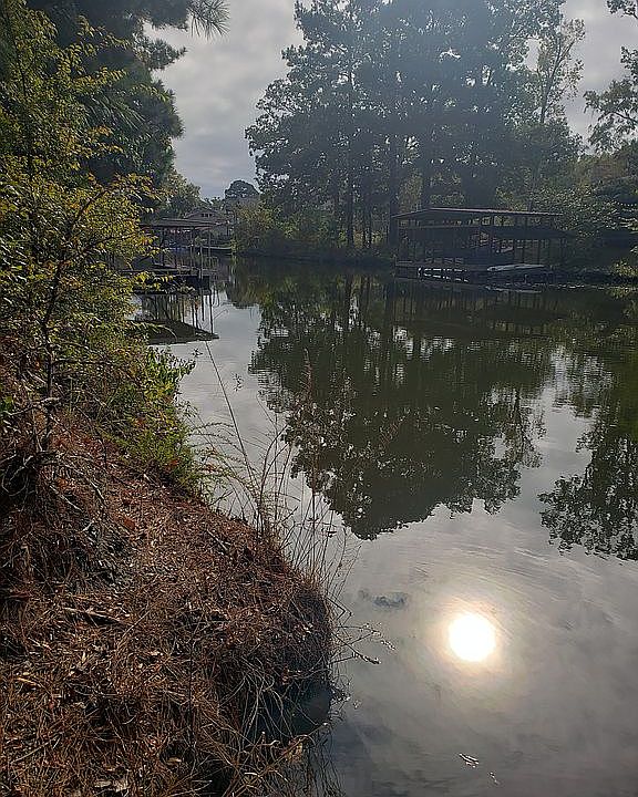 100' of shoreline 