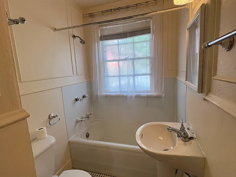 208 E 31st St #1 — Photo 15