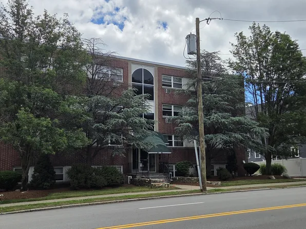 588 Main St APT 1D, Stoneham, MA 02180
