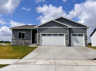 2302 N 8th Ave E, Newton, IA 50208