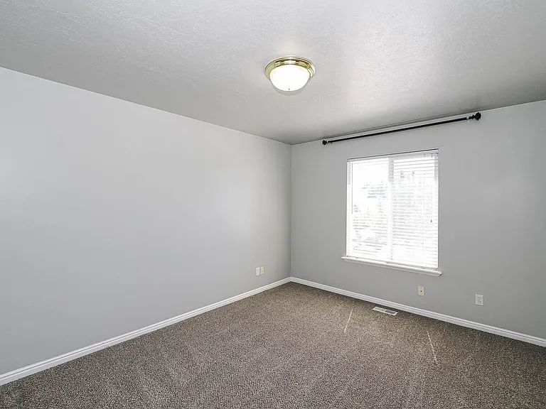 537 N 400 W — Photo 12