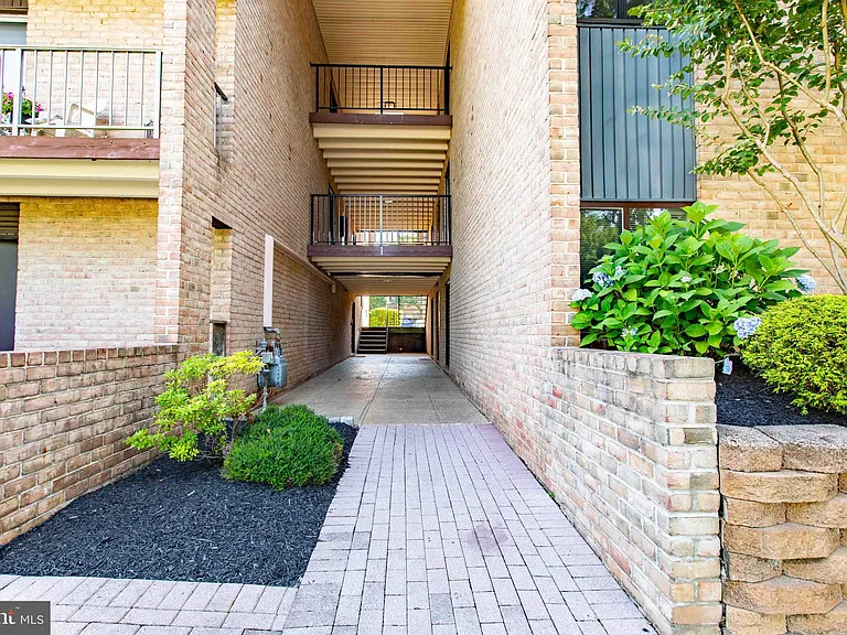 1 Stonehenge Cir #2 — Photo 51