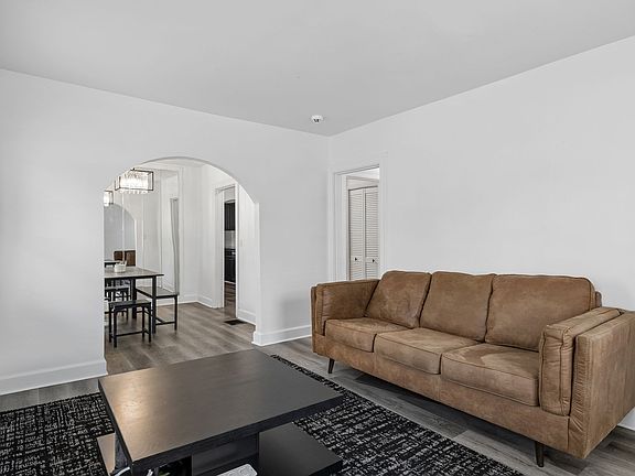 5th image of 524 E Trinity Ln