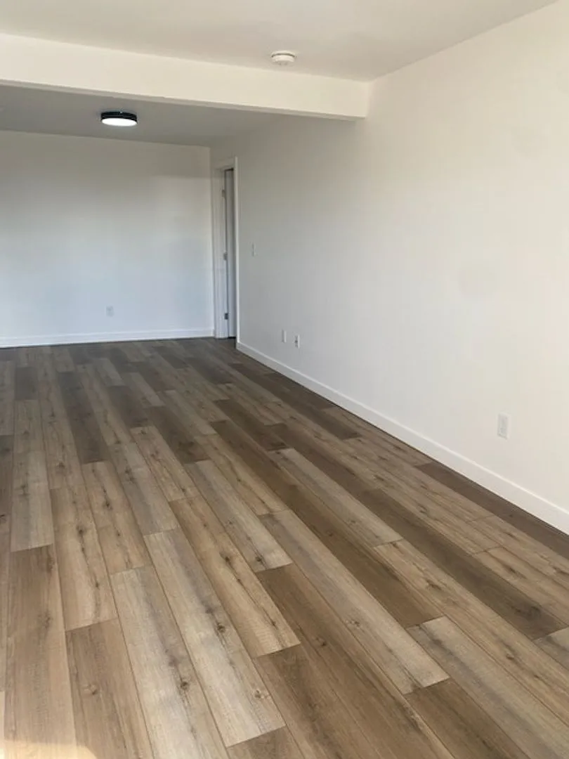 Nice 2 bed/1 bath apartment- all utilities included — Photo 4