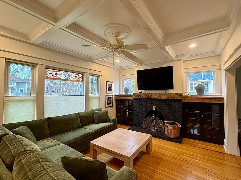 402 Whitney Ave — Photo 2