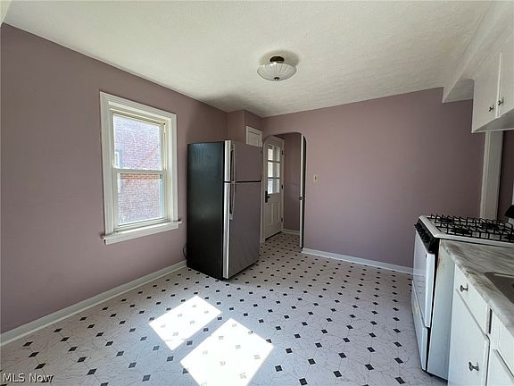 4th image of 10601 Penfield Ave
