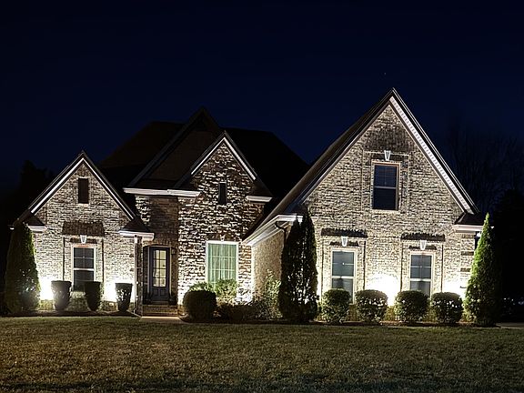3rd image of 901 Larkspur Ln