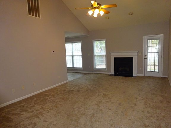 3rd image of 107 Pin Oak Dr