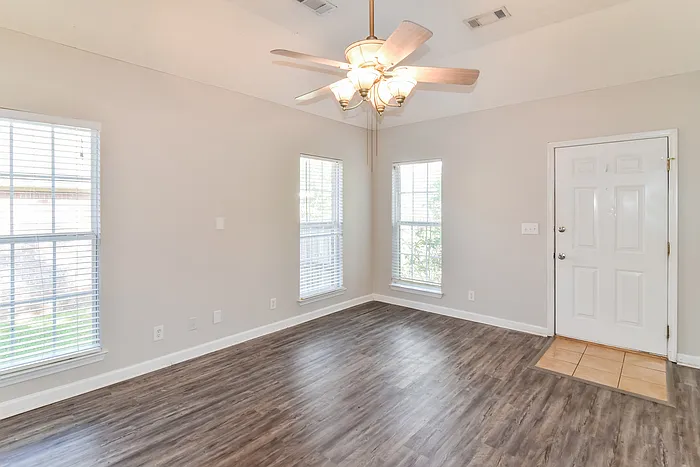 231 Thornfield Dr — Photo 3