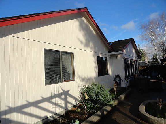 2nd image of 2620 NE Laura St
