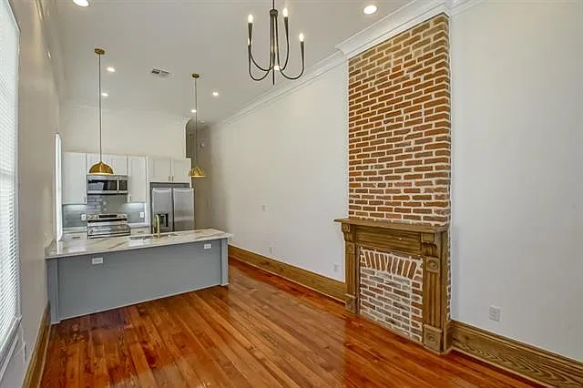 3 bed, 2.0 bath, 1000 sqft, $2,100 — Photo 3