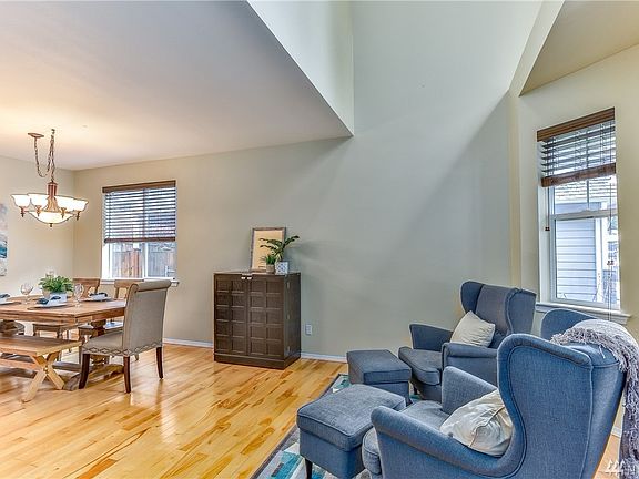 4th image of 20207 11th Ave W